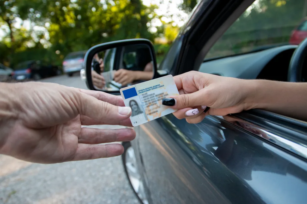 Florida identificará a los no ciudadanos con sello “NC” en licencias