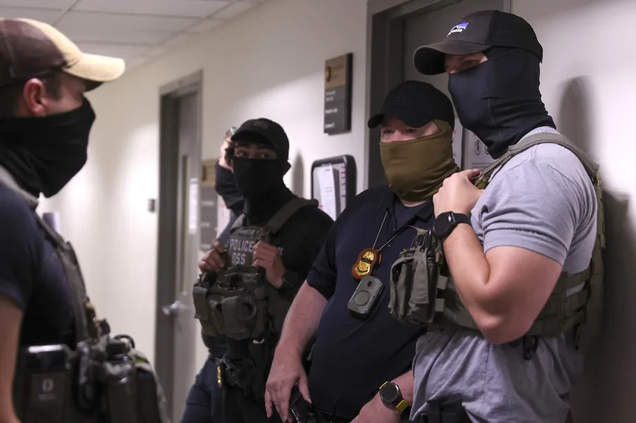 Acusan a ICE de detenciones