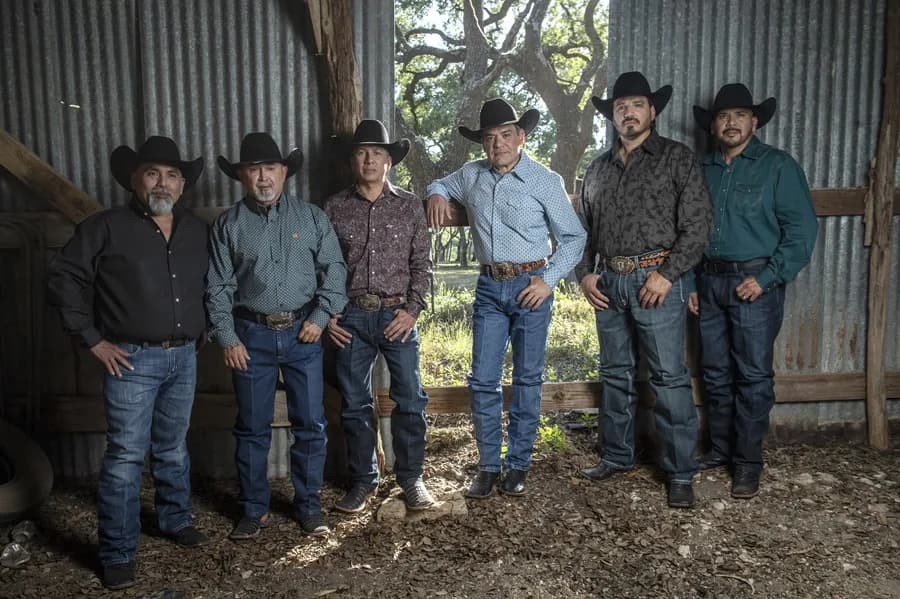 Intocable recibe estrella en el Paseo de la Fama