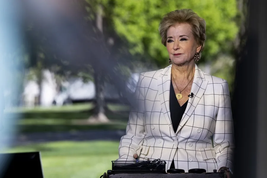 Demócratas buscan juicio político contra Linda McMahon