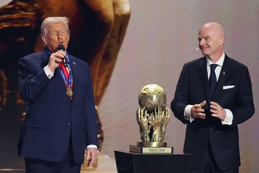 Trump es apartado de la foto del trofeo