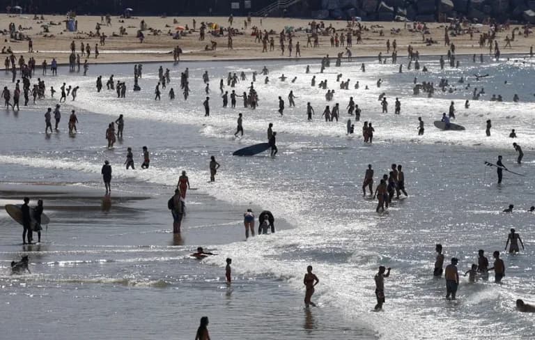 Bacteria carnívora en playas: ¿Cómo protegerte al nadar?