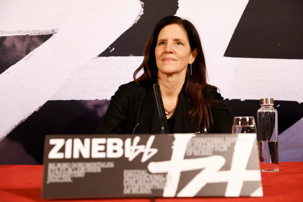 Laura Poitras alza en Venecia el lema 'Fuck ICE': 'el migrante vive con miedo