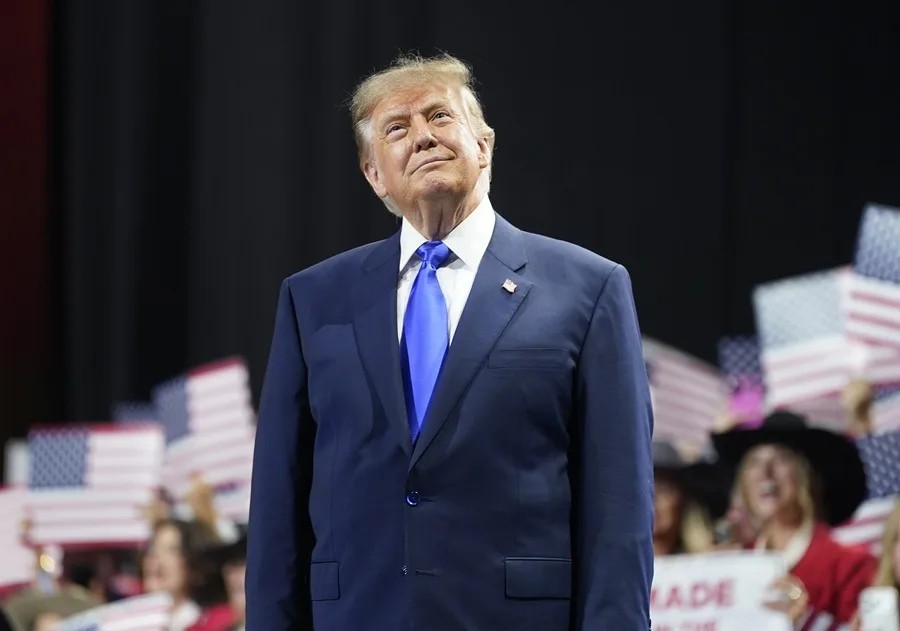 Trump ofrece $5,000 si el Partido Republicano