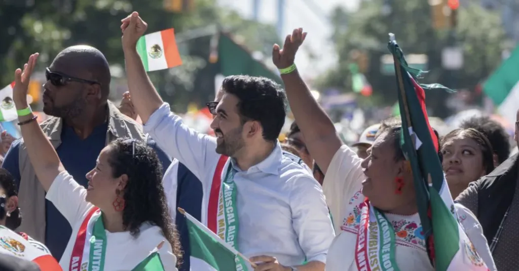 Alcalde de Nueva York marcha en desfile de Independencia de México
