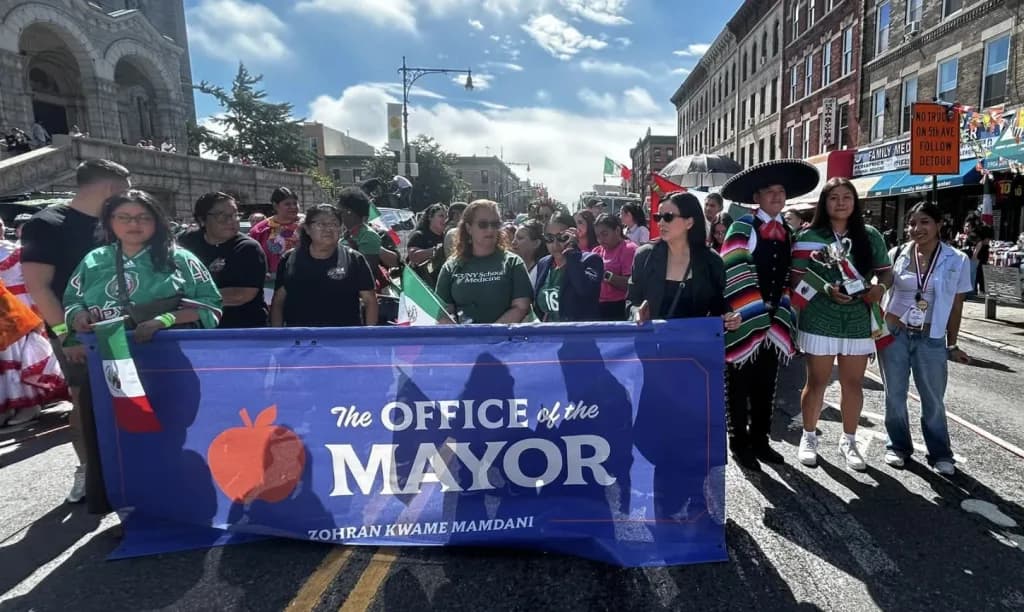 Piñatas de Trump y banderas contra ICE marcan el desfile mexicano