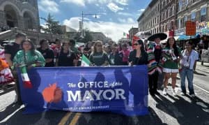 Piñatas de Trump y banderas contra ICE marcan el desfile mexicano