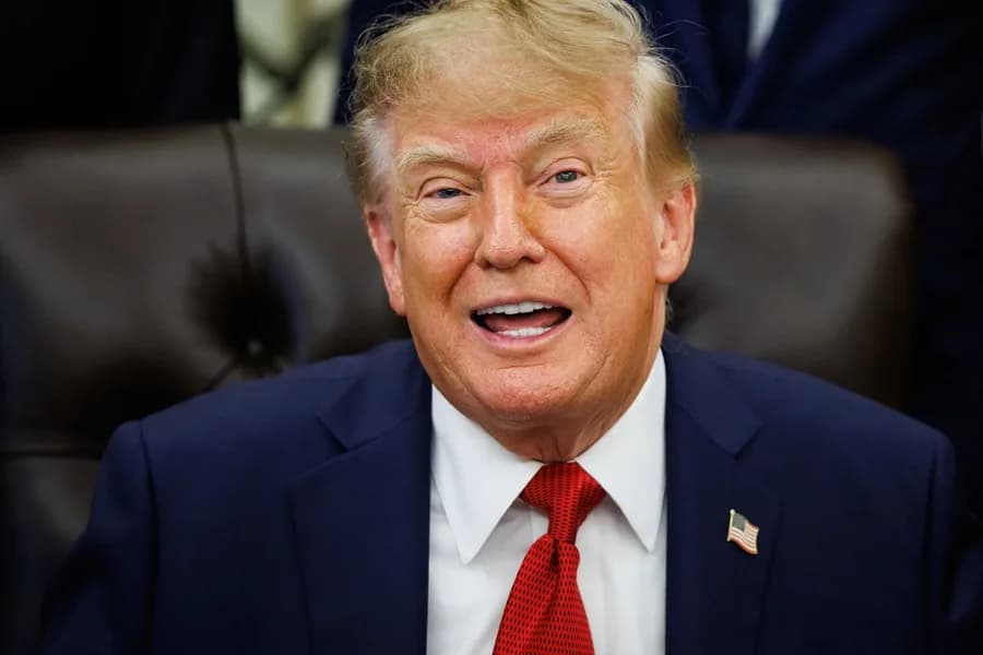 Trump anuncia arco del triunfo en Washington con drones y francotiradores