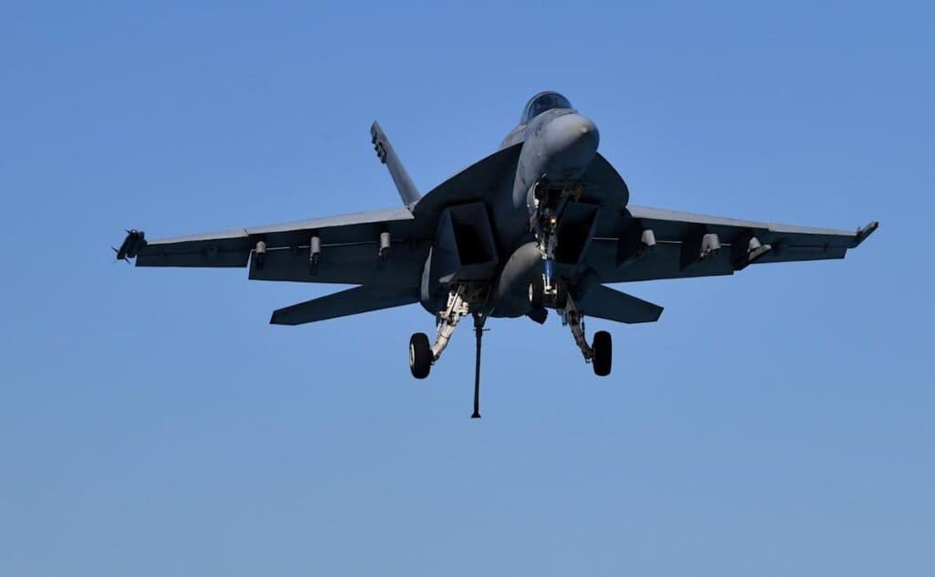 Avión de combate se estrella en California