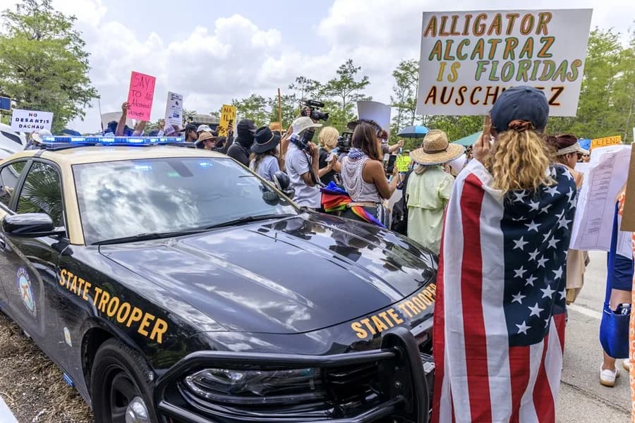 “Alligator Alcatraz”: Migrantes denuncian calor extremo y falta de higiene