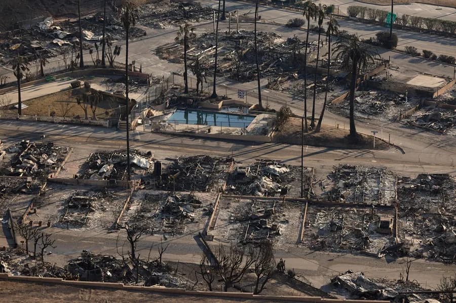 aterriza de emergencia en Los Ángeles tras incendio