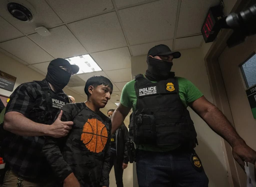 ¿Por qué los agentes de ICE se cubren el rostro? Esto dice un abogado