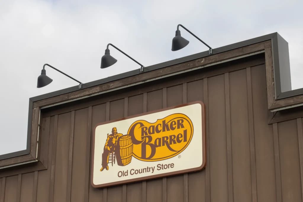 Cracker Barrel pierde $94 millones en un día: Esto pasó