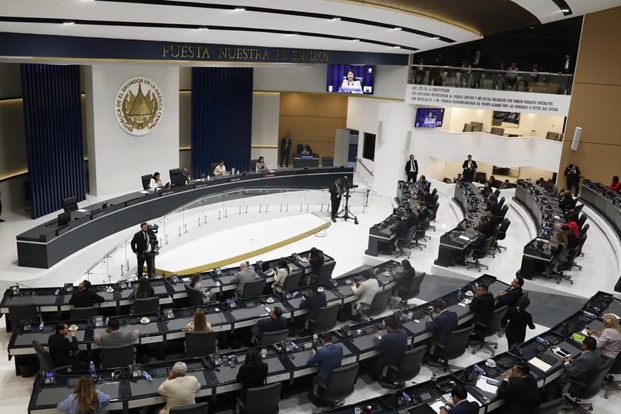 El Salvador busca cambiar la Constitución