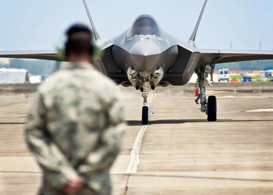 ¿Por qué la Fuerza Aérea de EE.UU. niega pensión a militares trans?
