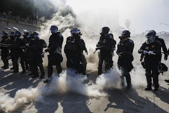 ICE compra a policías