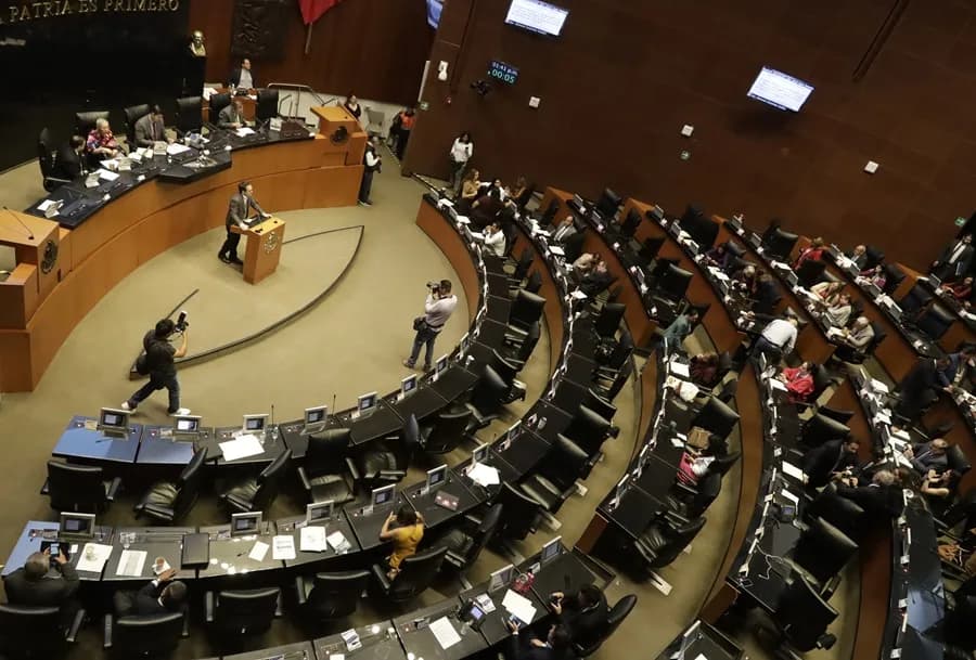 Senado mexicano en caos