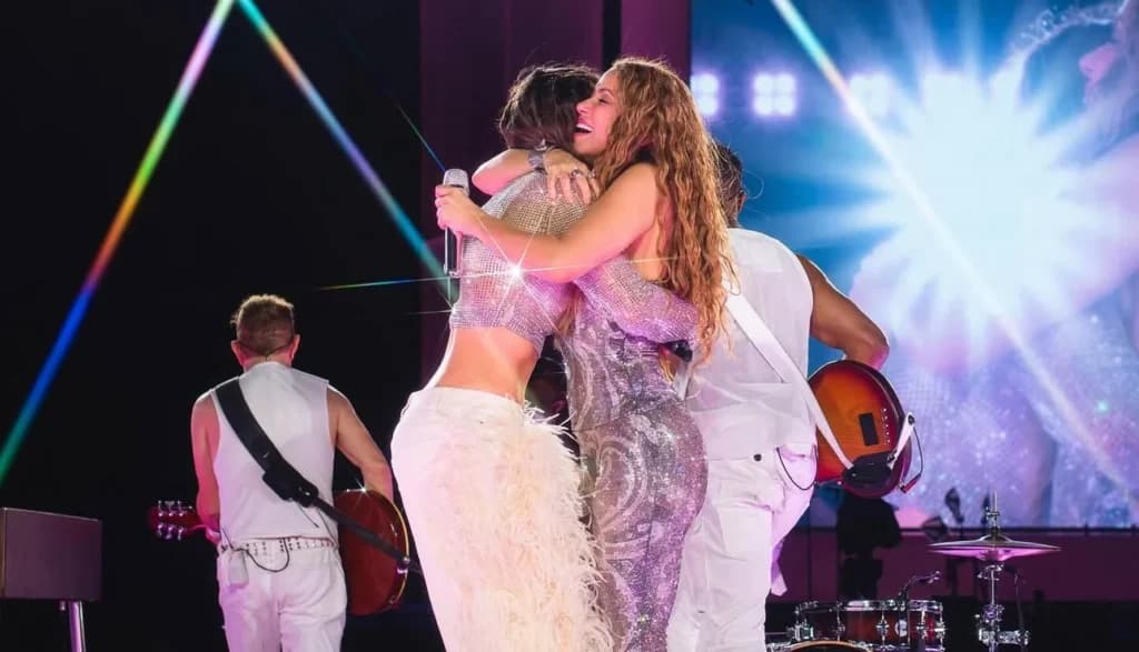 ¡Belinda se arrodilla ante Shakira! Así cantaron 'Día de enero' juntas