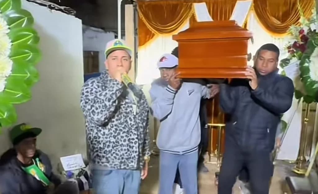 “Show en funerales”: Hombre se vuelve viral por animar velorios