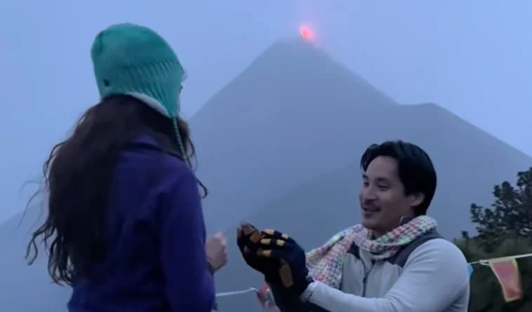 Volcán entra en erupción en plena propuesta de matrimonio