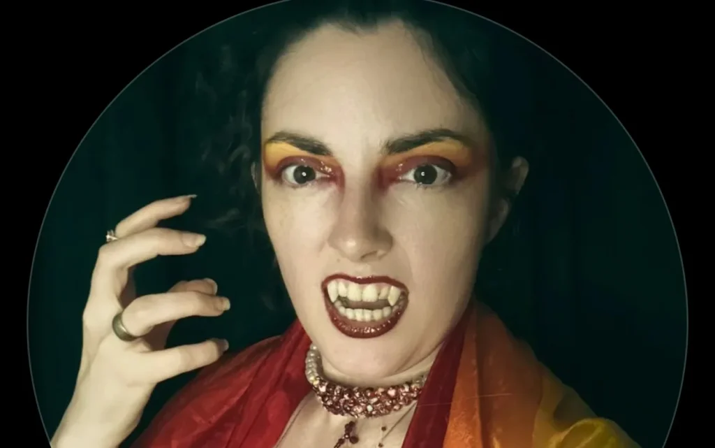 Hellen Schweizer, una mujer de 30 años de Providence, Rhode Island, ha captado la atención al declararse vampira energética.