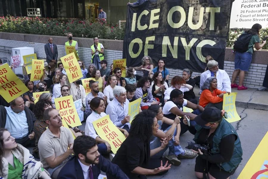 Arrestan a demócratas en Nueva York por protesta