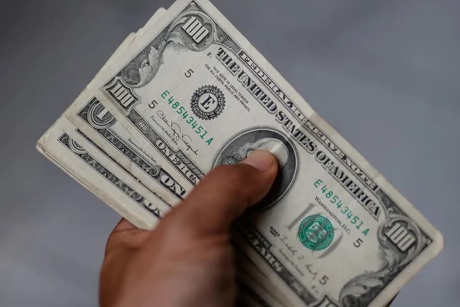 Dólar se mantiene estable