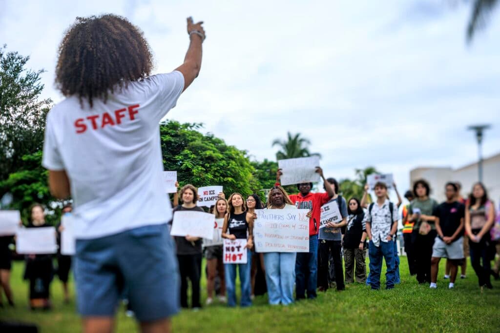 Estudiantes de Florida protestan contra presencia de ICE