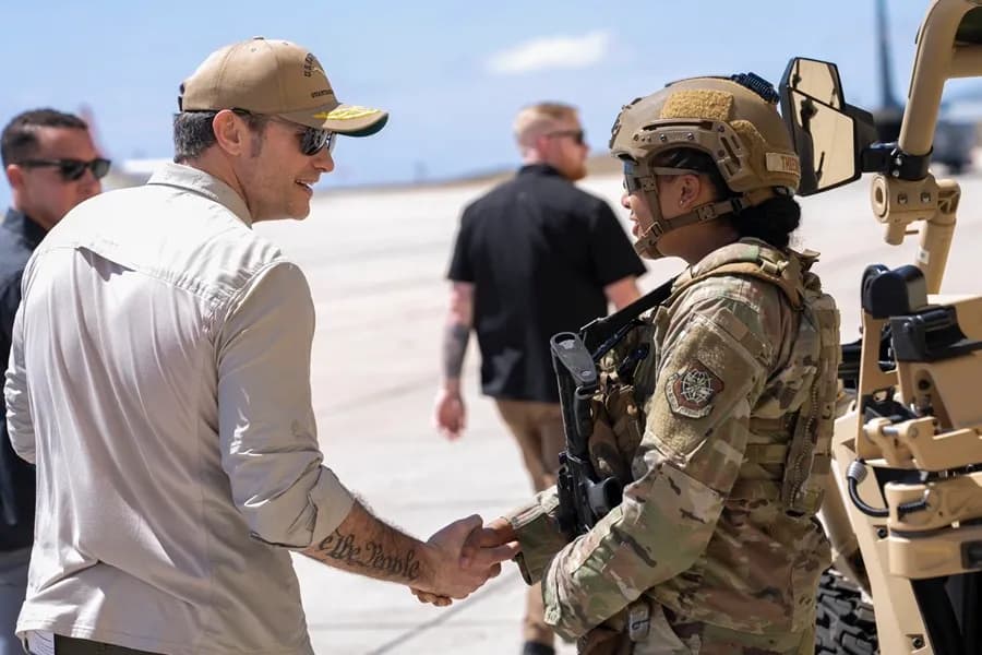 Hegseth exige al Ejército recuperar