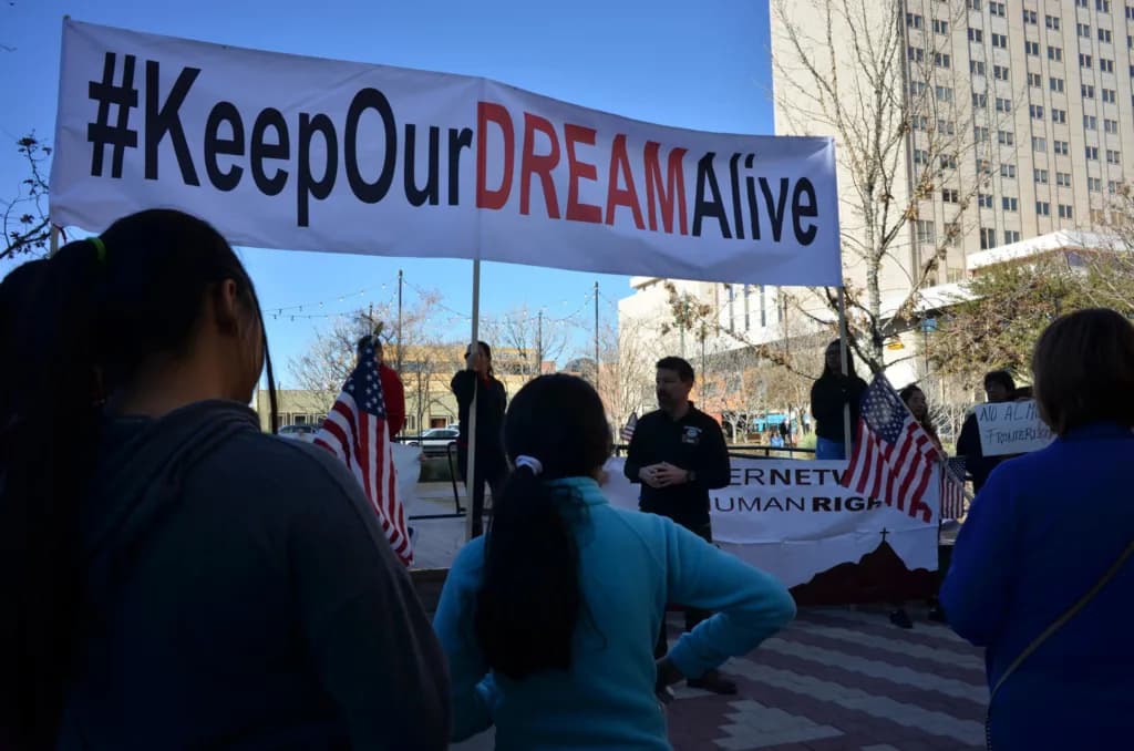 Grupos lanzan conteo de 'dreamers' detenidos por ICE pese a tener el amparo de DACA