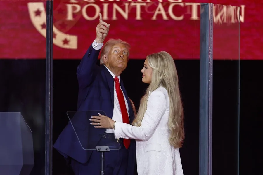 Trump despide a Charlie Kirk en masivo funeral