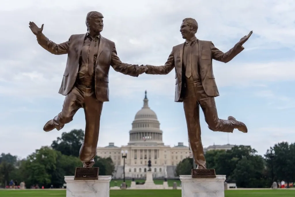 Capitolio en shock: aparece estatua de Trump y Epstein “tomados de la mano”