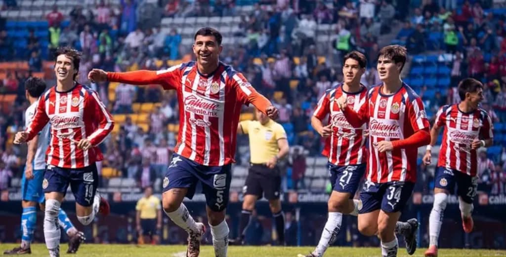 Con cancha destrozada y todo, Chivas venció 2-0 a Puebla