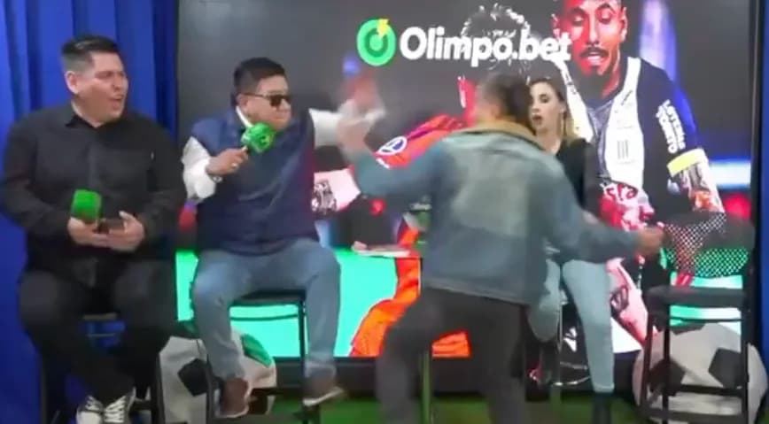 ¡Lamentable! Dos periodistas se van a los golpes en vivo