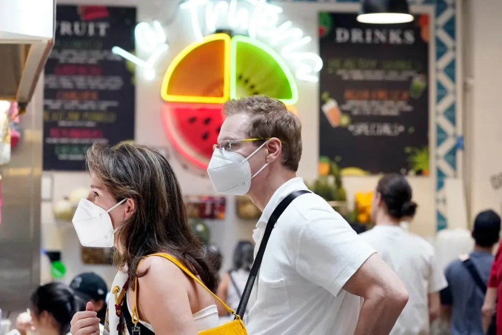 California vuelve a imponer mascarillas obligatorias