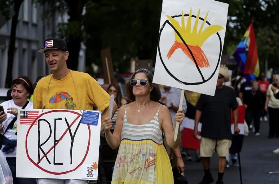 Personas participan durante la protesta "No Kings" ("No queremos reyes") este sábado, en San Juan (Puerto Rico). EFE/ Thais Llorca