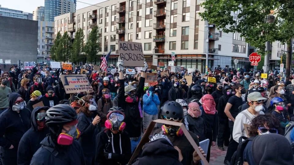 Los líderes y residentes de Portland están resistiendo al ICE. Ahora Trump está enviando tropas