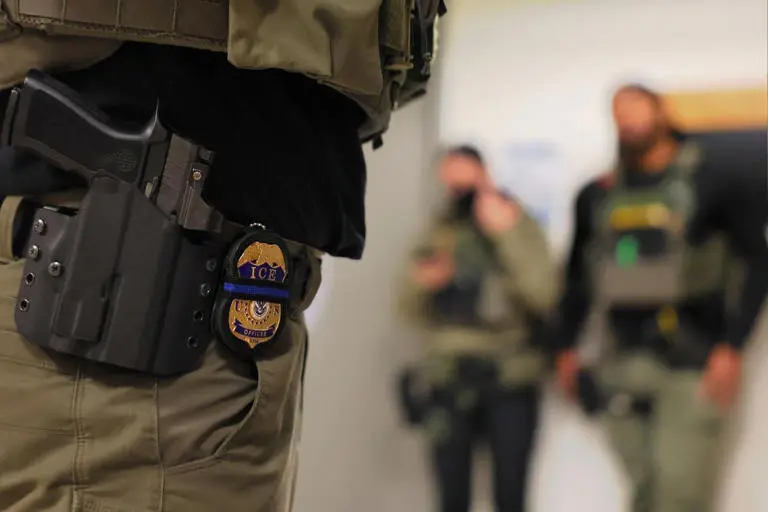 ICE lanza gas lacrimógeno a la policía de Chicago