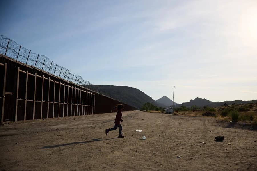 Prohíben a ICE detener a migrantes en tribunales