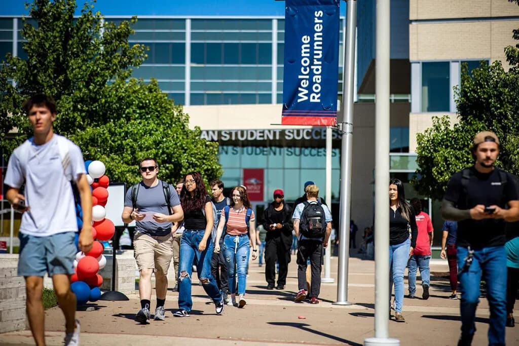 ¿Eres estudiante latino? Así te afectan los recortes federales