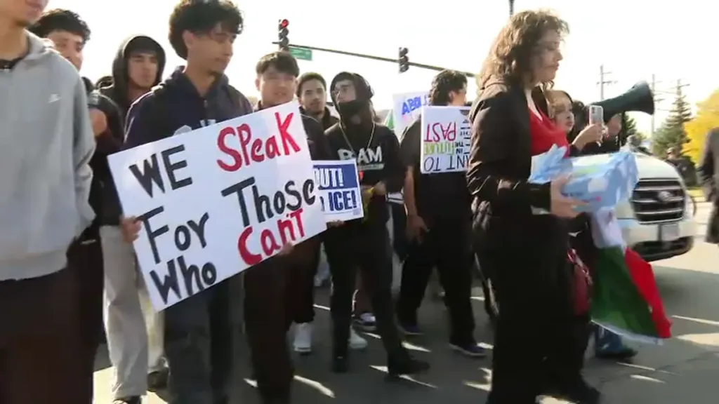 Cientos de estudiantes en Chicago protestan contra el ICE