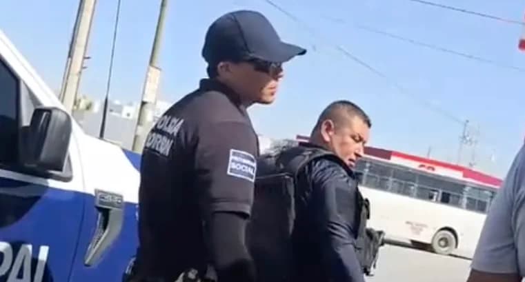 Policía regaña a mujer por volver con su ex otra vez