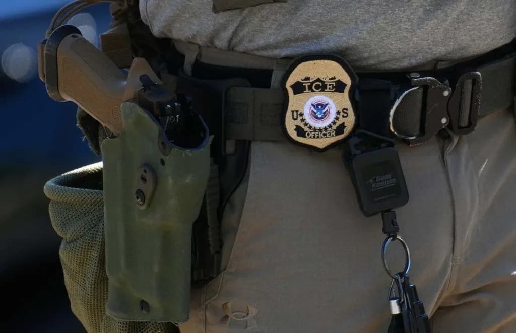 Agente de ICE golpea brutalmente a hombre