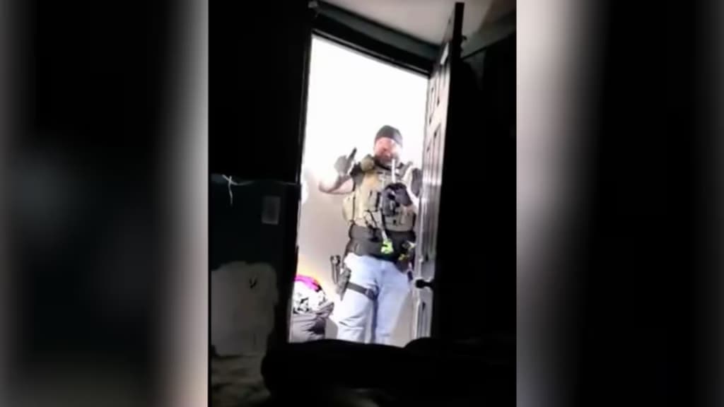 ICE apunta armas a madre y sus hijos en Nueva York