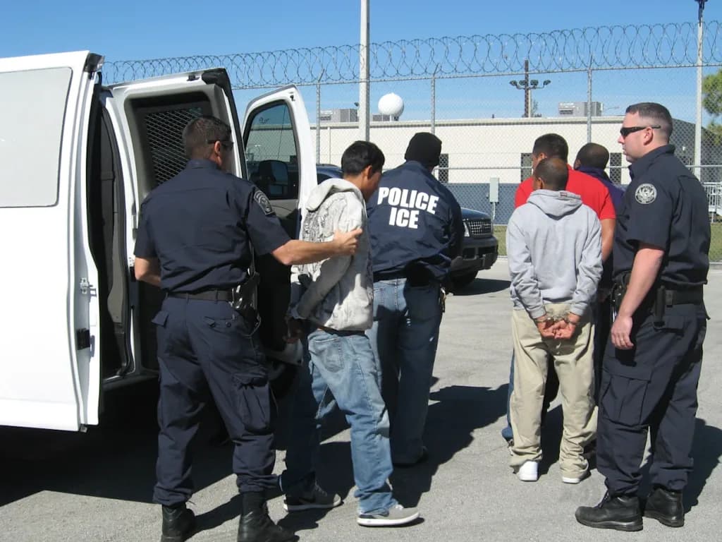 ¿Te puede arrestar ICE por dar un documento incorrecto?