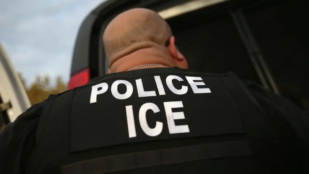 falsos agentes de ICE cometen robos y secuestros