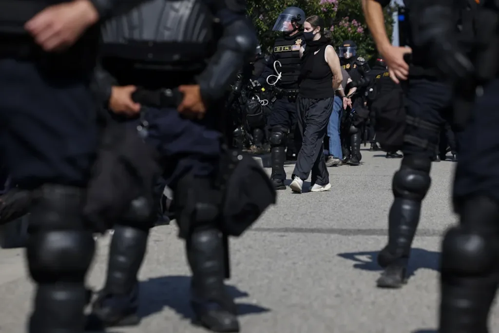 joven latino llora al hablar de su miedo a ICE