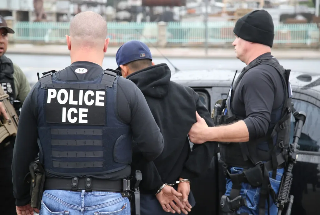 ¿Qué pasa con tus cosas si ICE te detiene?