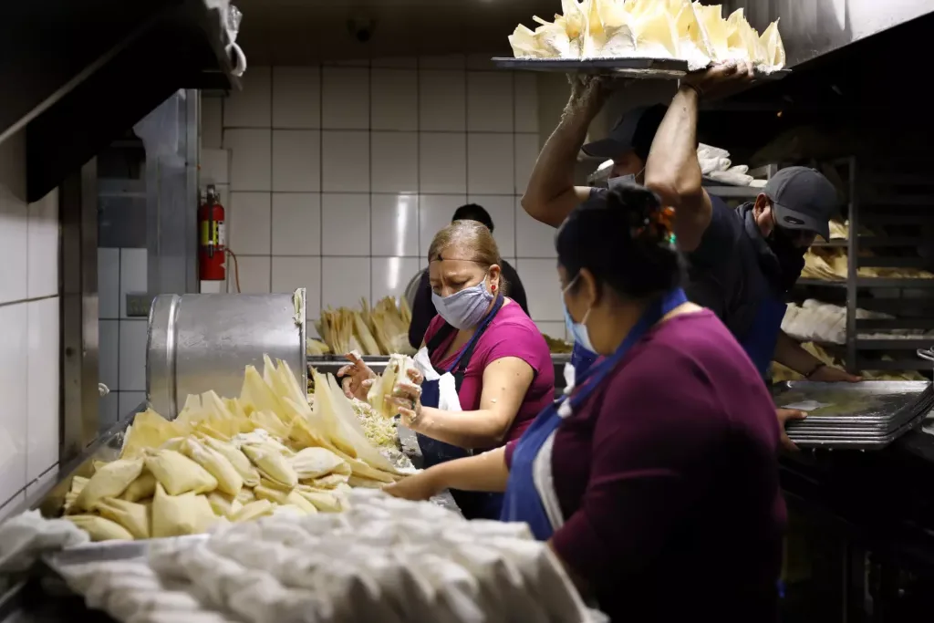 Vender tamales o donar plasma: Así sobreviven los migrantes en EEUU