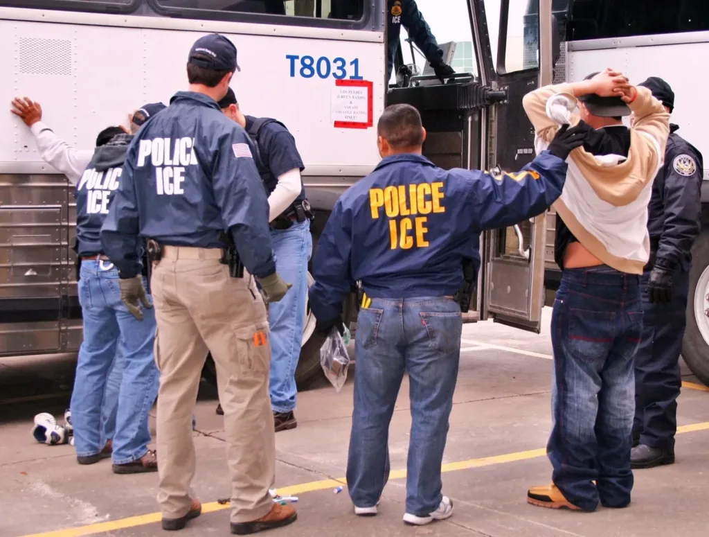 Houston cede ante Abbott: Cambia su política migratoria